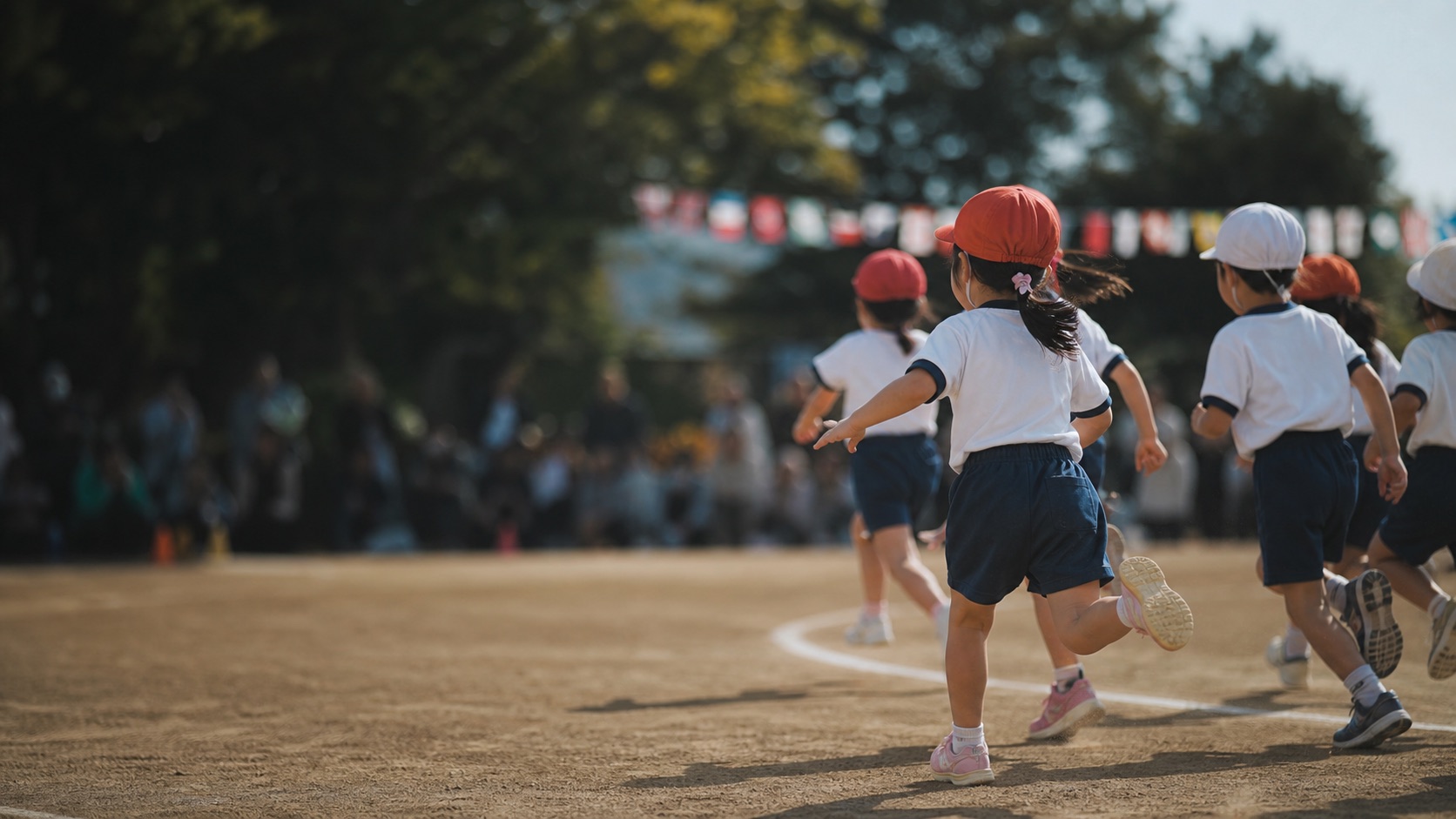 運動会で走る子どもたち
